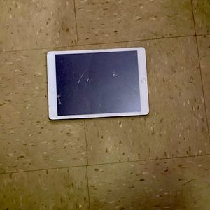 iPad rose Gold ( broken can’t turn on)